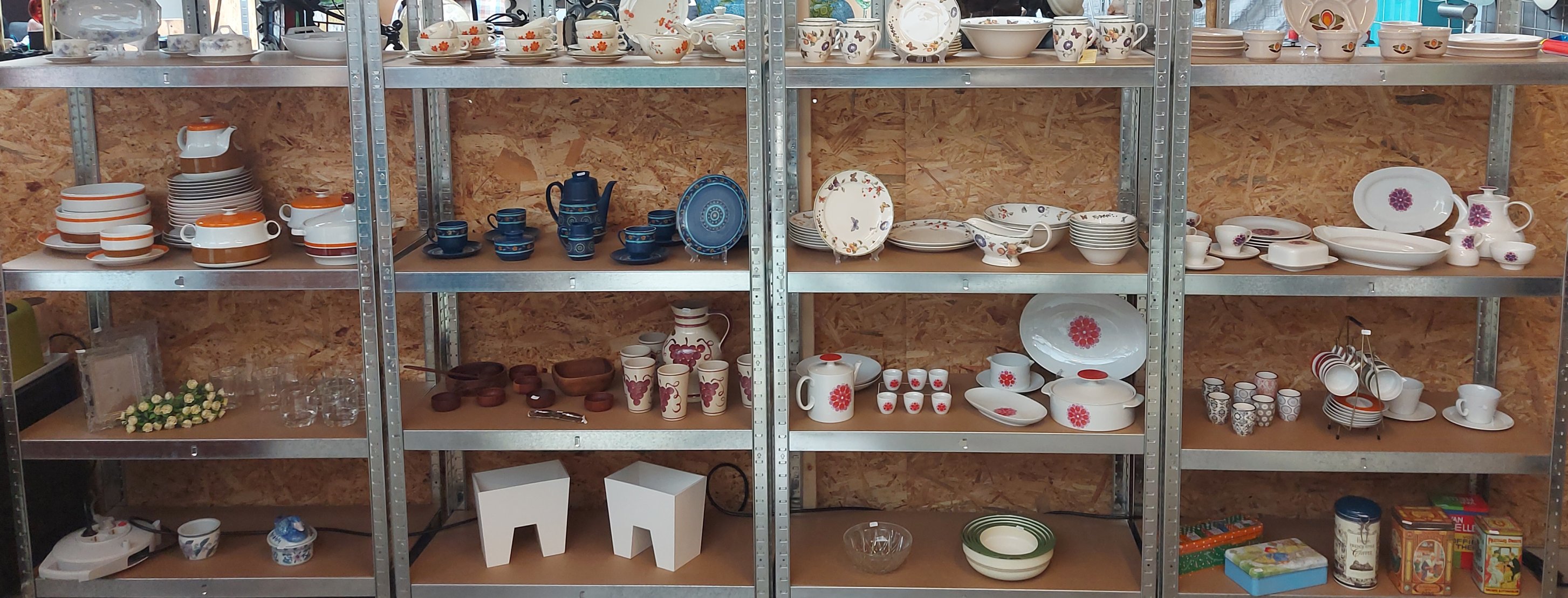Vintage servies uitgestald op een houten tafel