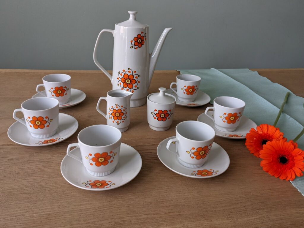 Vintage servies uitgestald op een houten tafel