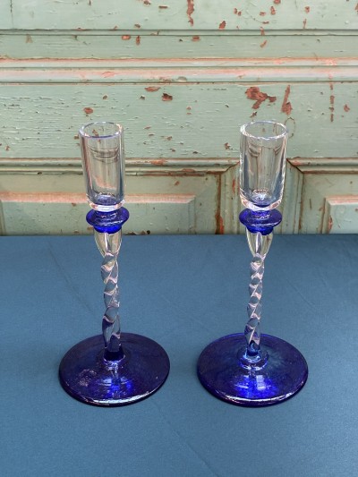 2 Elegante Glazen Kandelaars Op Blauwe Voet Afbeelding 1
