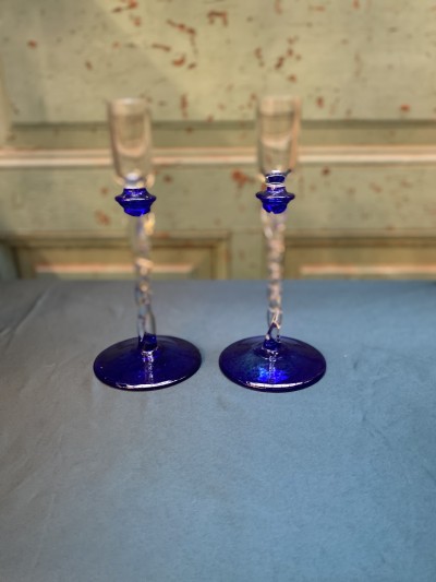 2 Elegante Glazen Kandelaars Op Blauwe Voet Afbeelding 2