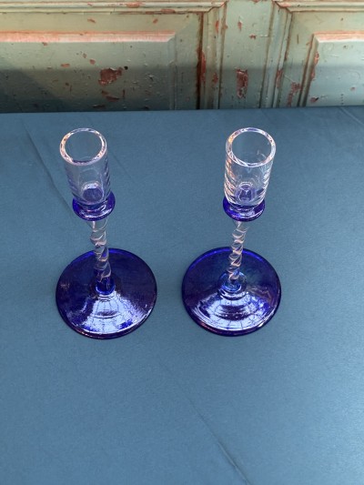 2 Elegante Glazen Kandelaars Op Blauwe Voet Afbeelding 3