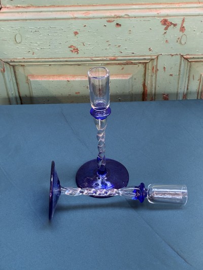 2 Elegante Glazen Kandelaars Op Blauwe Voet Afbeelding 4