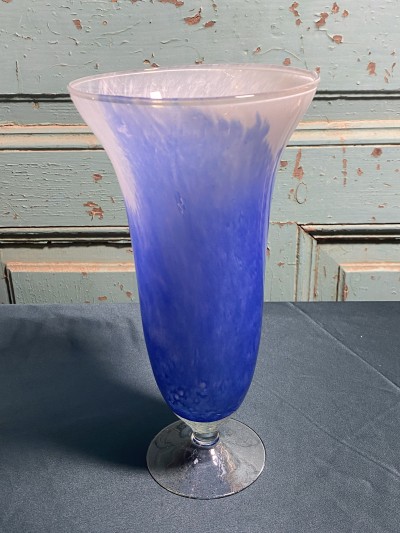 Handgeblazen Blauwe Witte Glazen Vaas Op Glazen Voet.