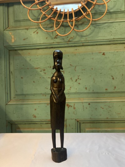 Houtgesneden Beeld Van Afrikaanse Vrouw Afbeelding 1