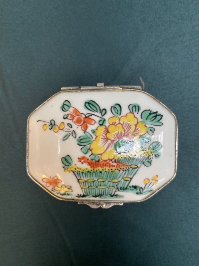 Limoges Juwelen- Of Snuisterijendoosje Van Porselein Afbeelding 1