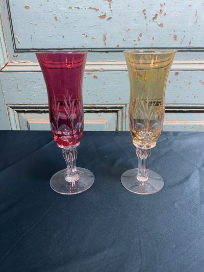 Set Gekleurde Kristallen Champagneglazen Met Iris Gravure Afbeelding 2