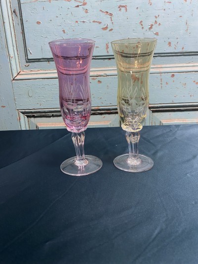 Set Gekleurde Kristallen Champagneglazen Met Iris Gravure Afbeelding 3