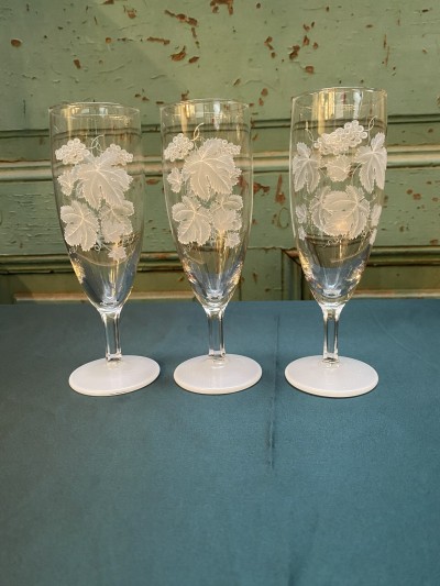 Set Van Flûtes Met Gravure Van Wijnbladeren Op Witte Voet