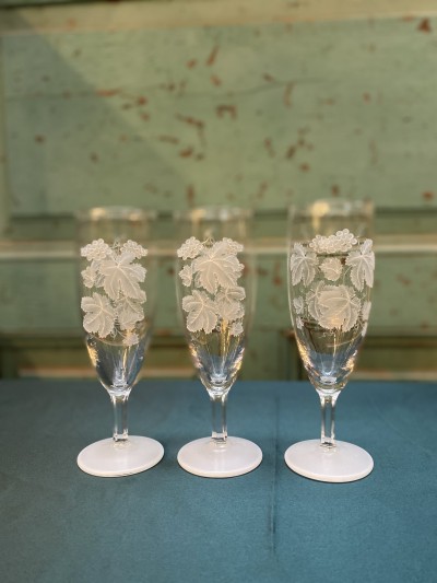 Set Van Flûtes Met Gravure Van Wijnbladeren Op Witte Voet Afbeelding 2