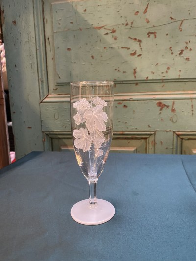 Set Van Flûtes Met Gravure Van Wijnbladeren Op Witte Voet Afbeelding 3