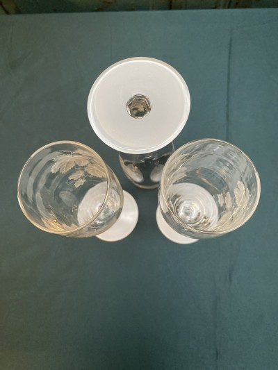 Set Van Flûtes Met Gravure Van Wijnbladeren Op Witte Voet Afbeelding 4